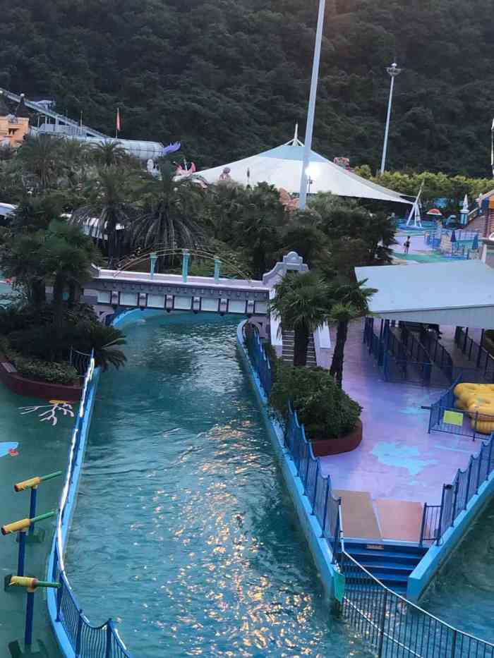 平湖九龙山乐满地水上乐园