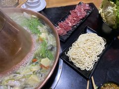 -果松木炭酸菜铜火锅·外婆参鸡汤