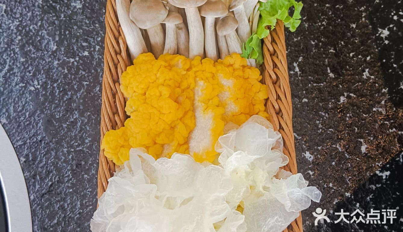 吃火锅就来跃华春，他们家的牛肉都经过精心挑选与切割