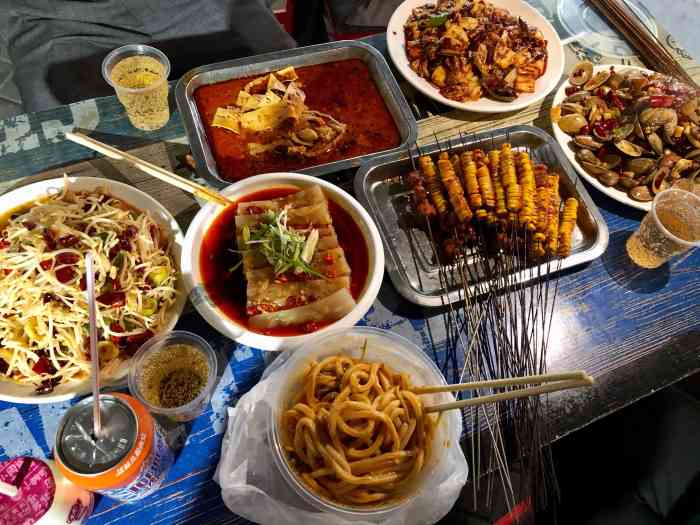 阿龙烧烤(小南门店)-"去西安旅游看到这家人挺多的,不到他家为啥.