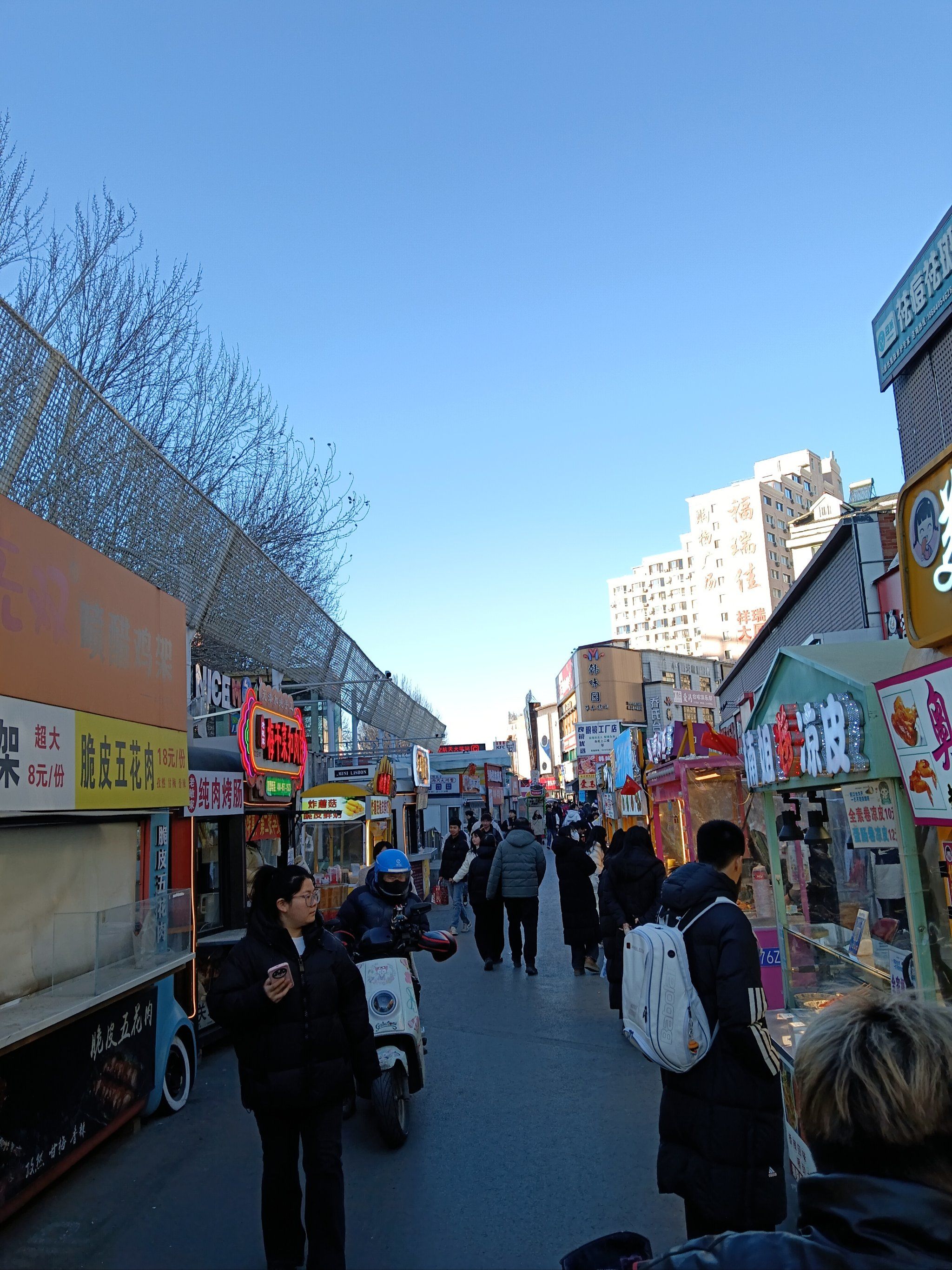 商业街的热闹时光