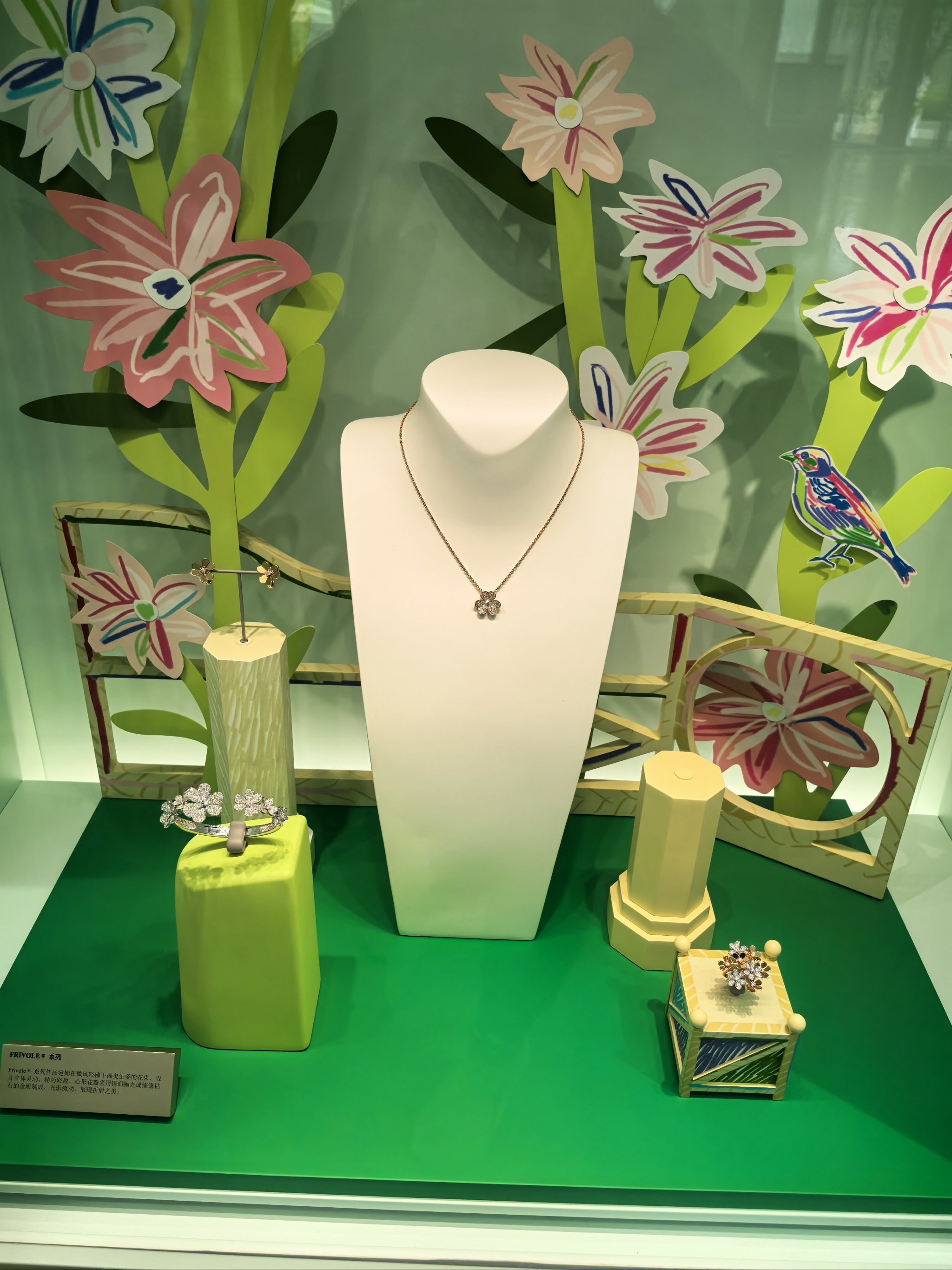 寻春踏青去哪玩‖打卡恒隆梵克雅宝春意浓浓装置