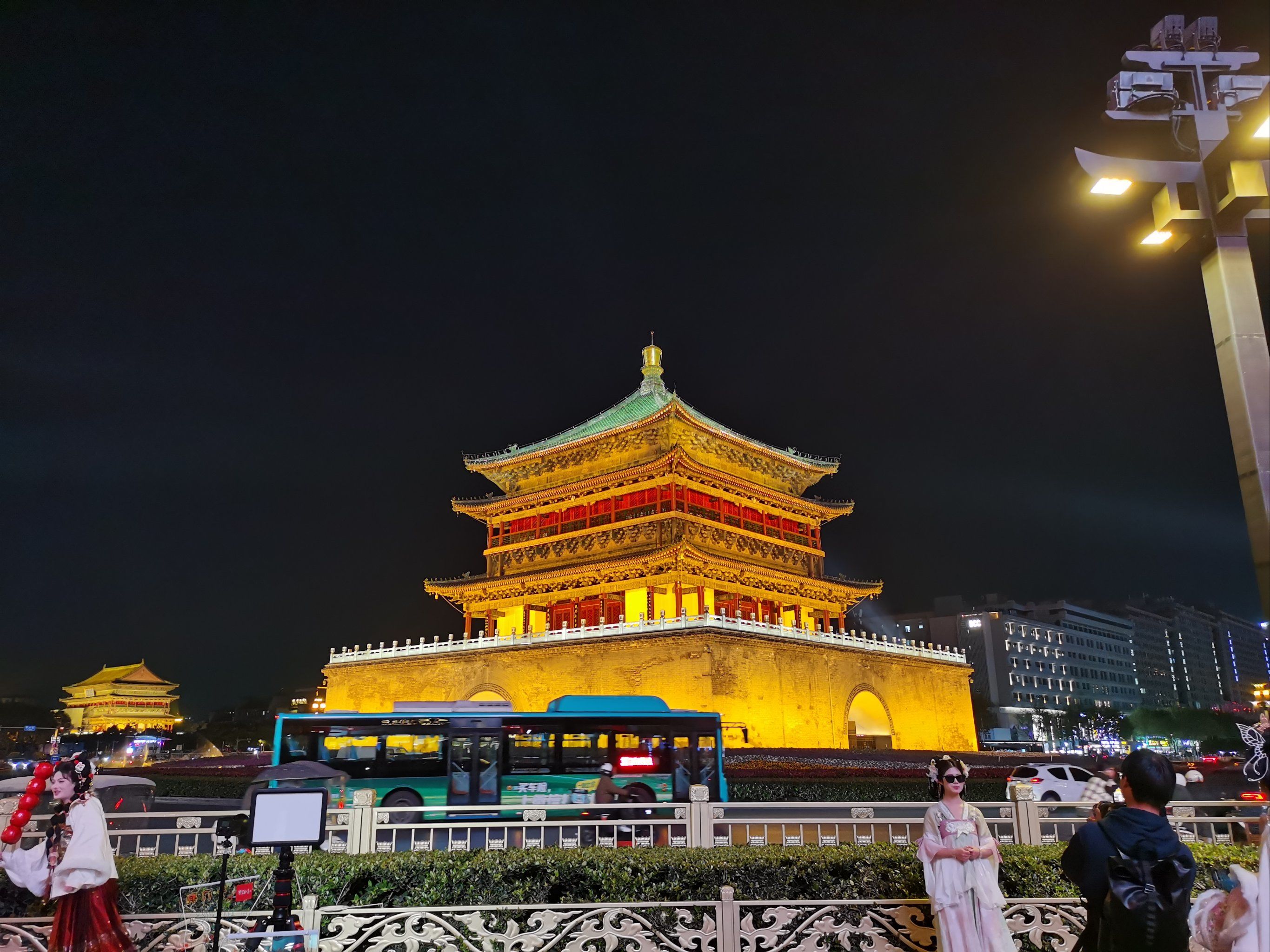 夜晚的钟楼很美