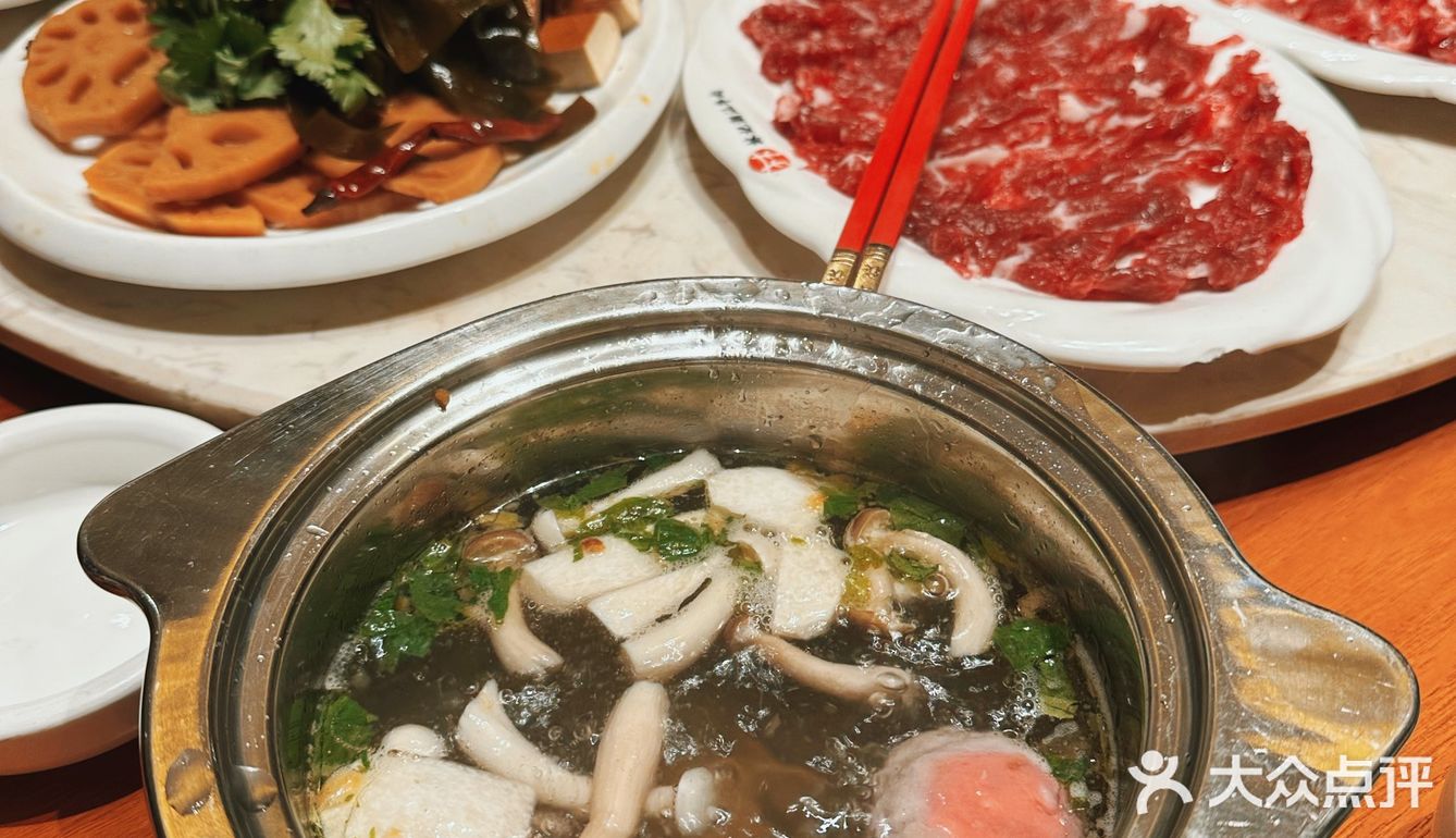 正对着嘉陵江。人多聚餐，提前订好了包房