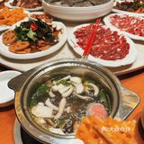 正对着嘉陵江。人多聚餐，提前订好了包房