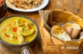 Green Curry Chicken with Charcoal-Roasted Bread