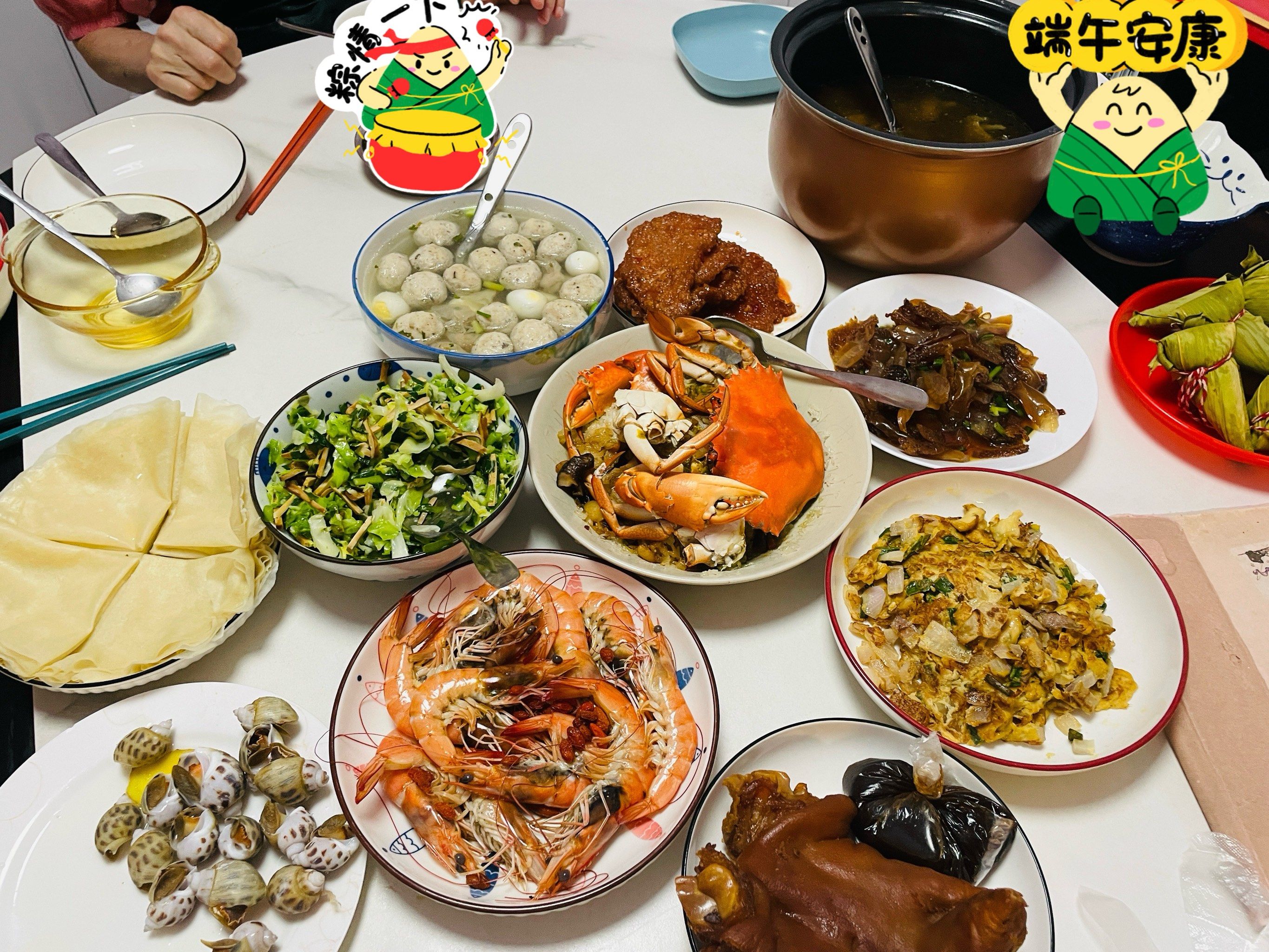 周末坐一起开开心心吃顿午餐