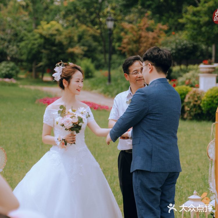 『草坪婚礼｜户外婚礼的绝美颜色』