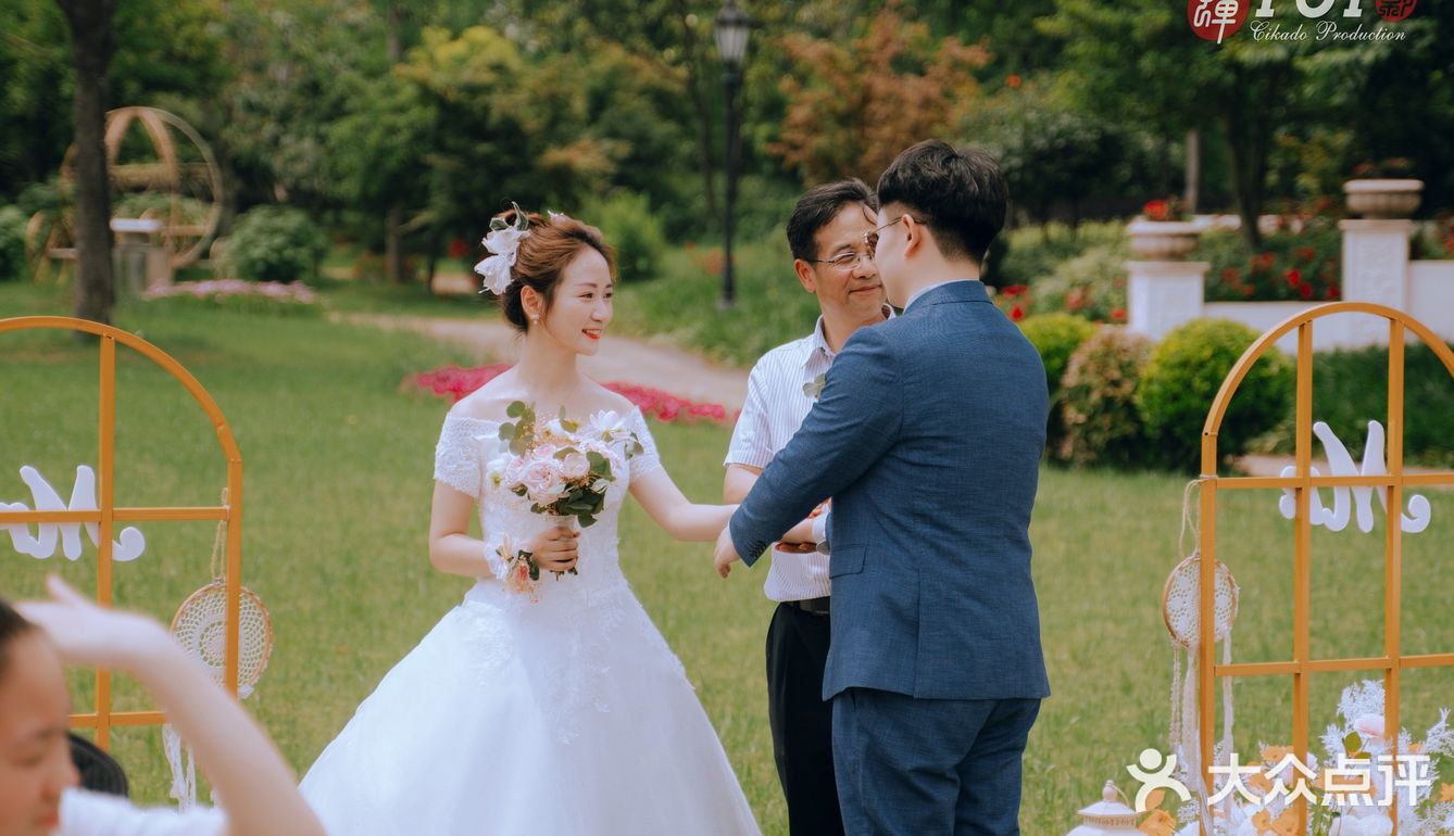 『草坪婚礼｜户外婚礼的绝美颜色』