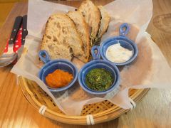 三种酱配酸面包-Mesa Madre梅萨妈妈·Bintana(国贸店)