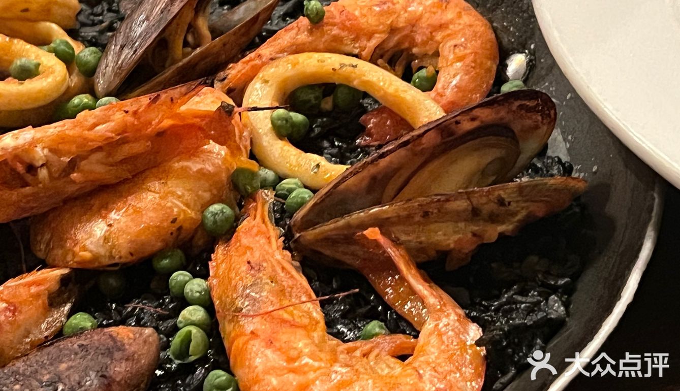 墨鱼汁烩饭好吃的蔬菜沙拉 