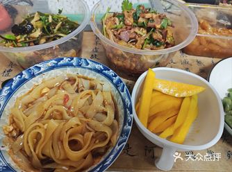 凌晨肚子饿了，到冰箱里翻找，还有一包凉皮，拿起来和鸡