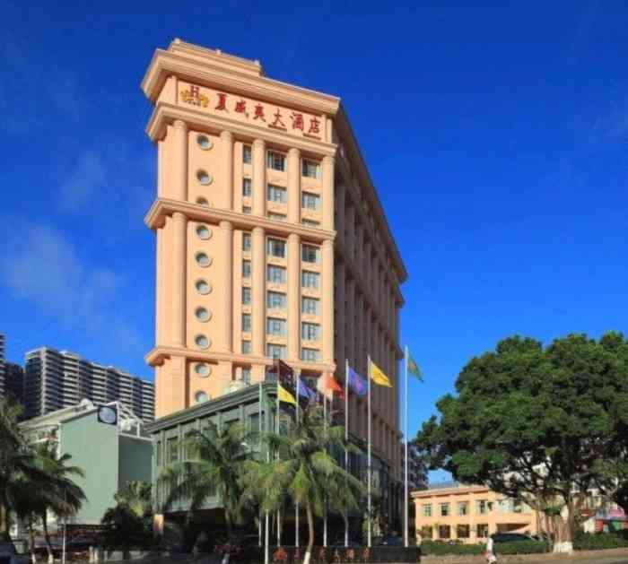 酒店位置很好,步行五分钟到大东海海边,有好多俄罗斯游客入住.