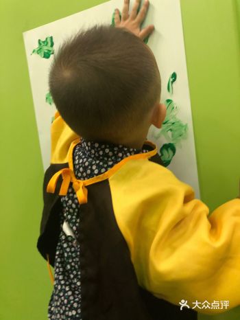 和孩子成为朋友，放低自己的姿态，倾听孩子的见解