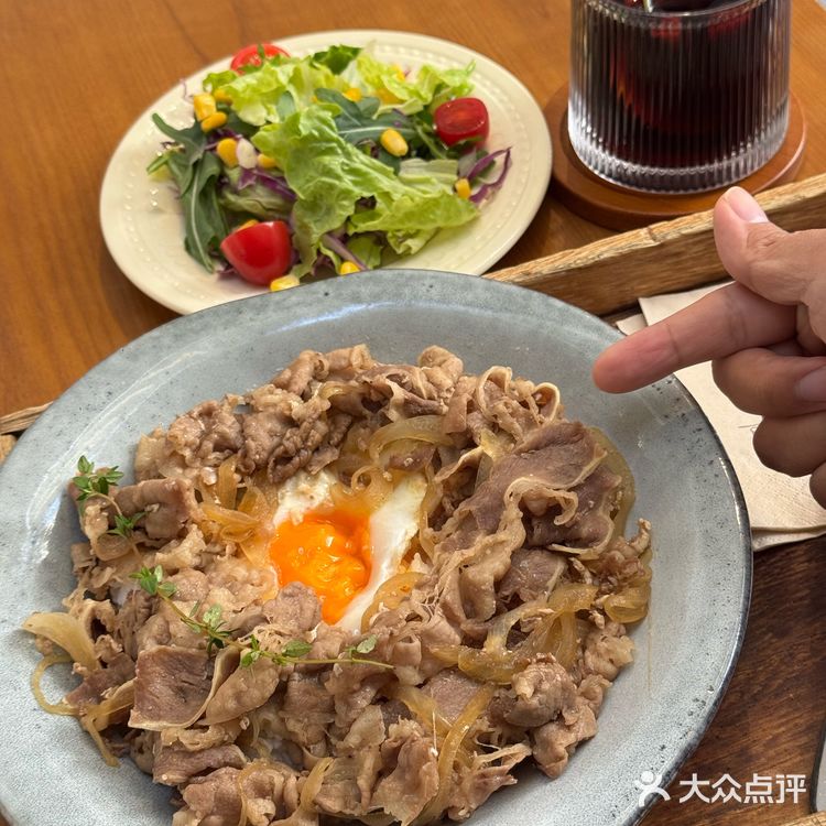 暖暖的午餐组合🙋🏻♂️牛肉饭一定要配一杯热红酒🙋🏻♂️