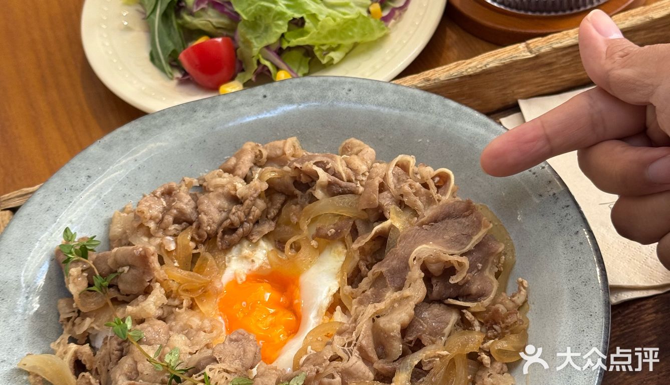 暖暖的午餐组合🙋🏻‍♂️牛肉饭一定要配一杯热红酒🙋🏻‍♂️