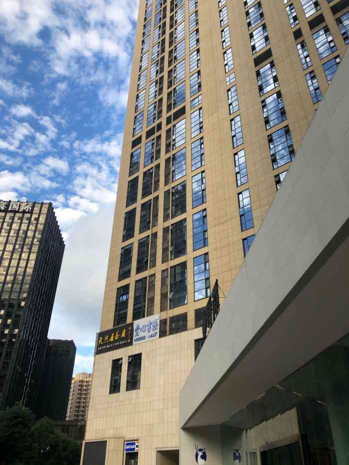 智地哥谭写字楼-"南门打卡写字楼.从汇锦城一路散步,累了搜.