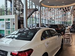 -成都中升之星奔驰4S店