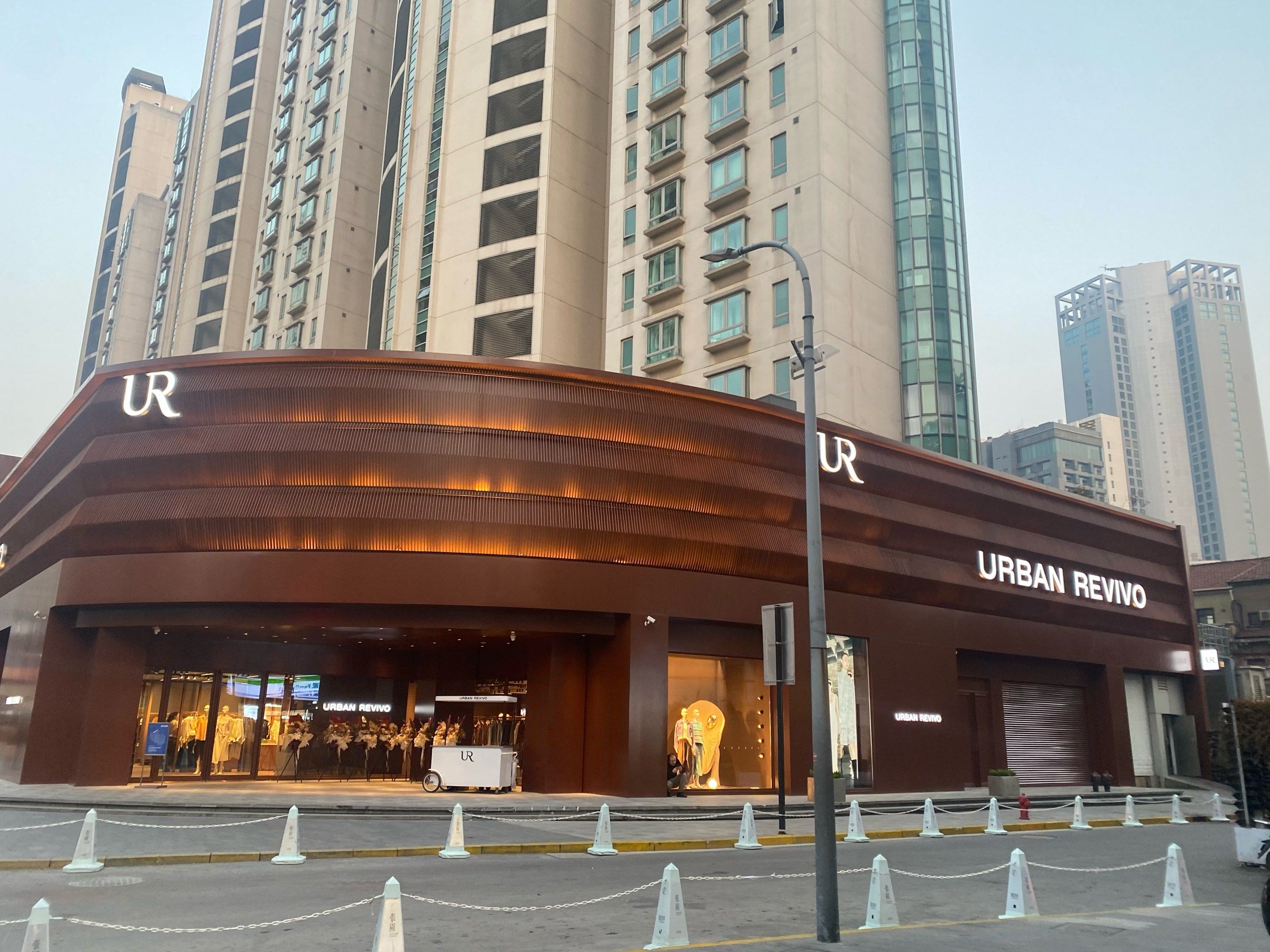吴江路惊现巨型ur店