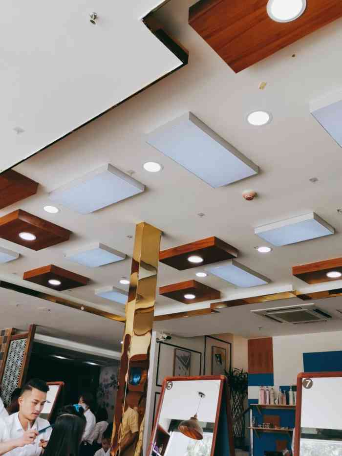 艾尚尼泰业店和时代天街店 可以说是一个天上一个地