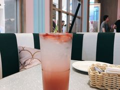鲜果草莓气泡饮-Dazzling Cafe 蜜糖吐司专卖店