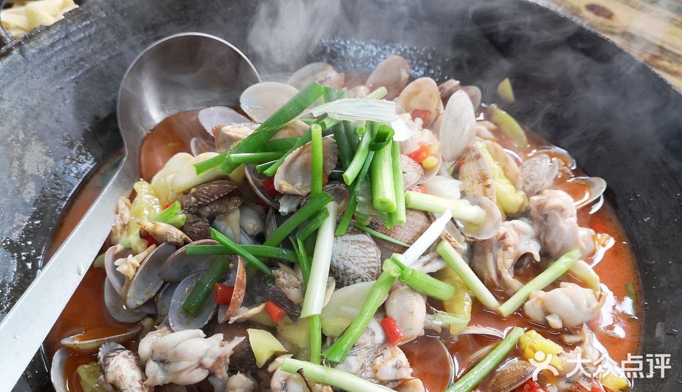 一个火炉两个板凳，这种吃法可稀罕了！