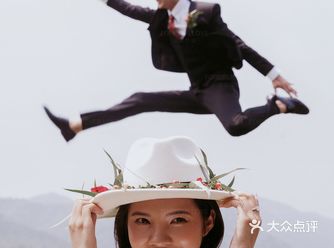 五月与花,六月与你。拍外景纪实婚纱照送你一份专属的浪漫~