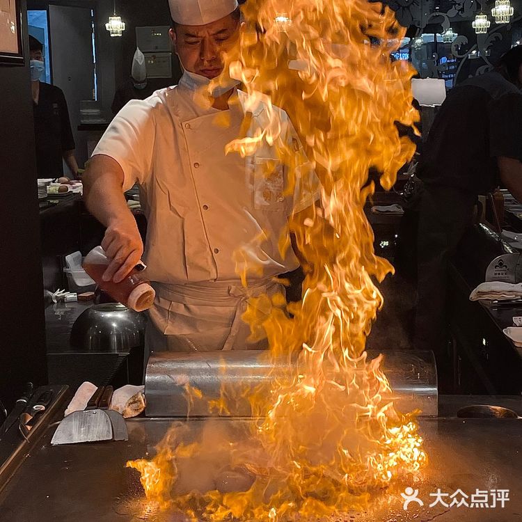 这家铁板烧平价又低调，还有我爸爱吃的蚕蛹
