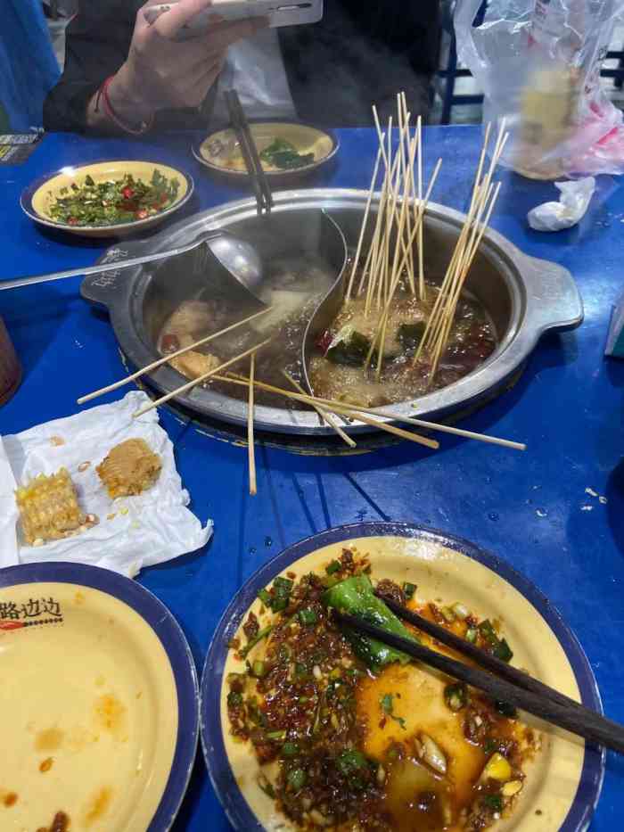 马路边边串串香火锅(杨舍老街店)-"以为没开宵夜,结果开了,和小伙伴想