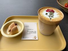 滇红玫瑰乳扇拿铁-FOOOO CITY CLUB 孚乐里音乐西餐酒吧(悠方店)