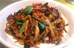 Smoked Bamboo Shoots Stir-Fried with Xiangxi Preserved Pork
