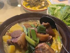 -帅巴人舅母子腊蹄民俗村
