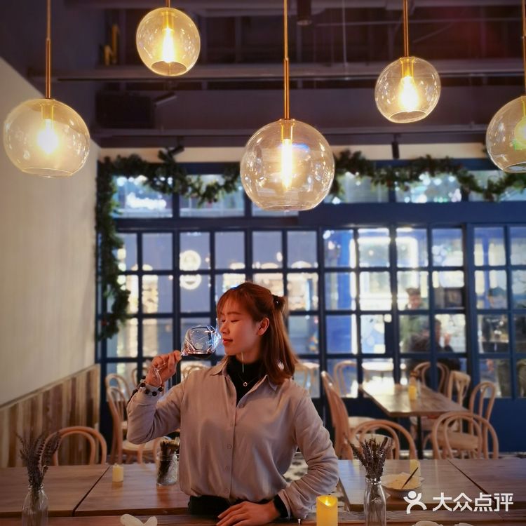 红酒🍷，美女，感受惬意的法式浪漫～