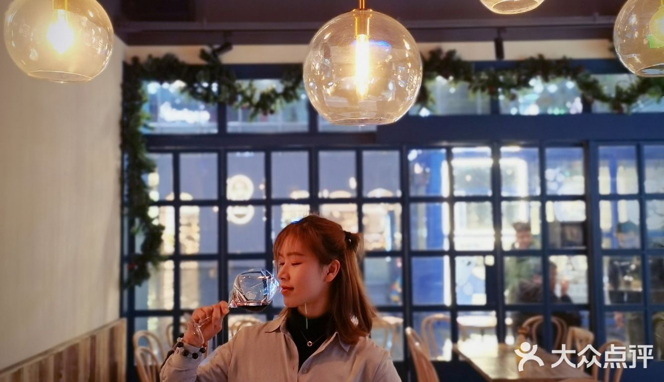 红酒🍷，美女，感受惬意的法式浪漫～