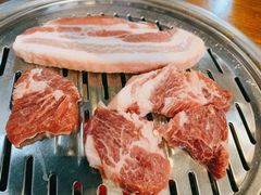厚切五花肉-·缸桶屋·韩式牛肋条自助烤肉(西湖D11店)