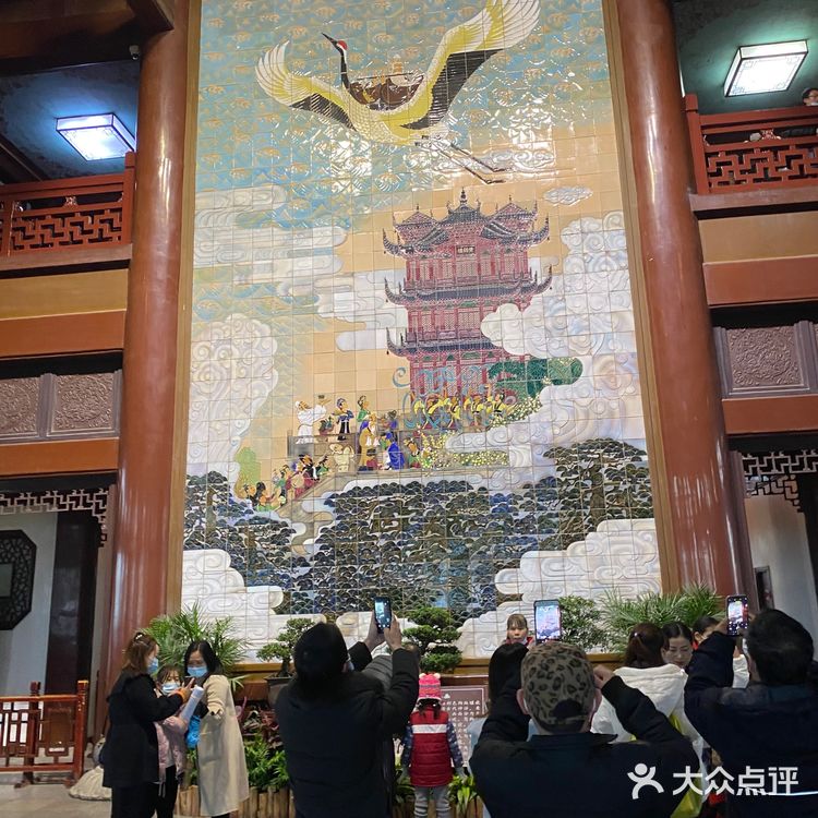 交通： 交通便利，坐地铁到复兴路，吃了个饭走两步就到
