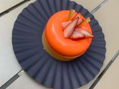 葡萄柚草莓萨伐仑松饼-潮一不贰·法式甜品·生日蛋糕·西式简餐(外滩店)