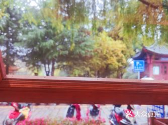 其实她每道菜就吃了一口就放下筷子了