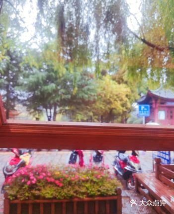其实她每道菜就吃了一口就放下筷子了