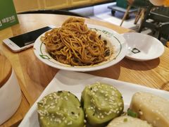 搅拌后的葱油拌面-陈家生煎(世茂双子塔店)