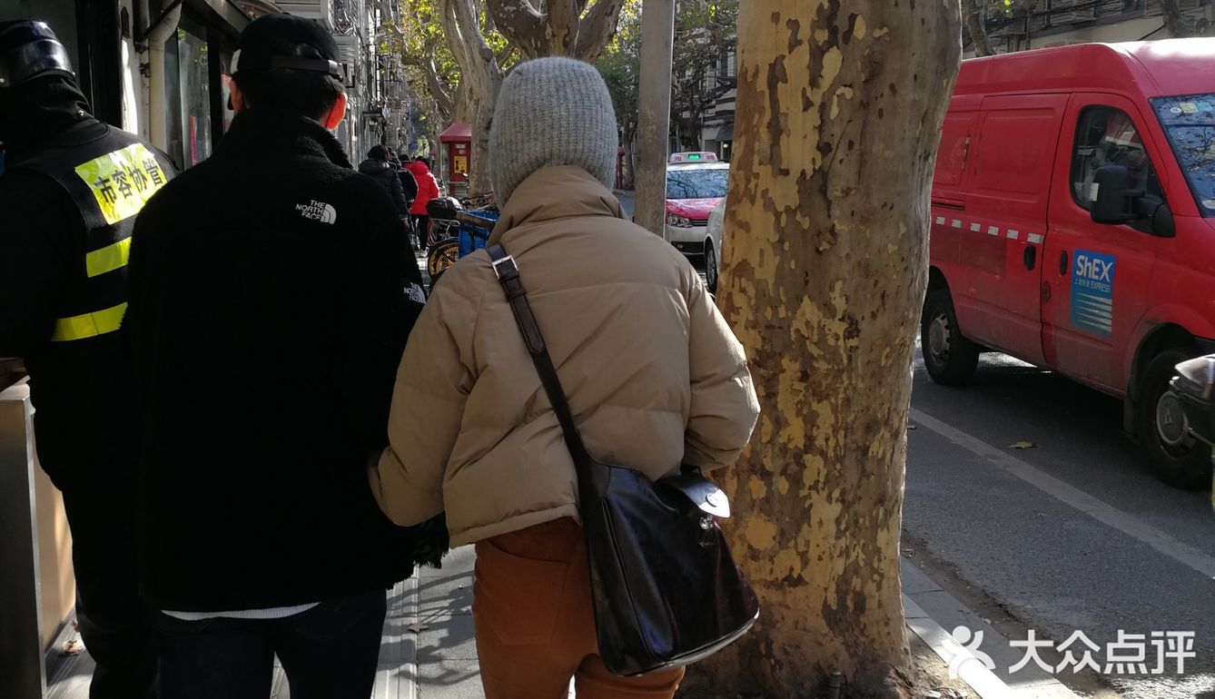 打卡不对称袜子店