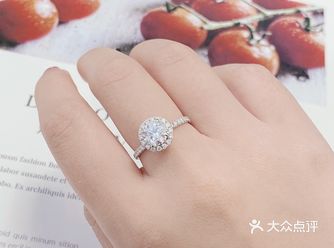 问了价格，原来我的预算还能够买一克拉的