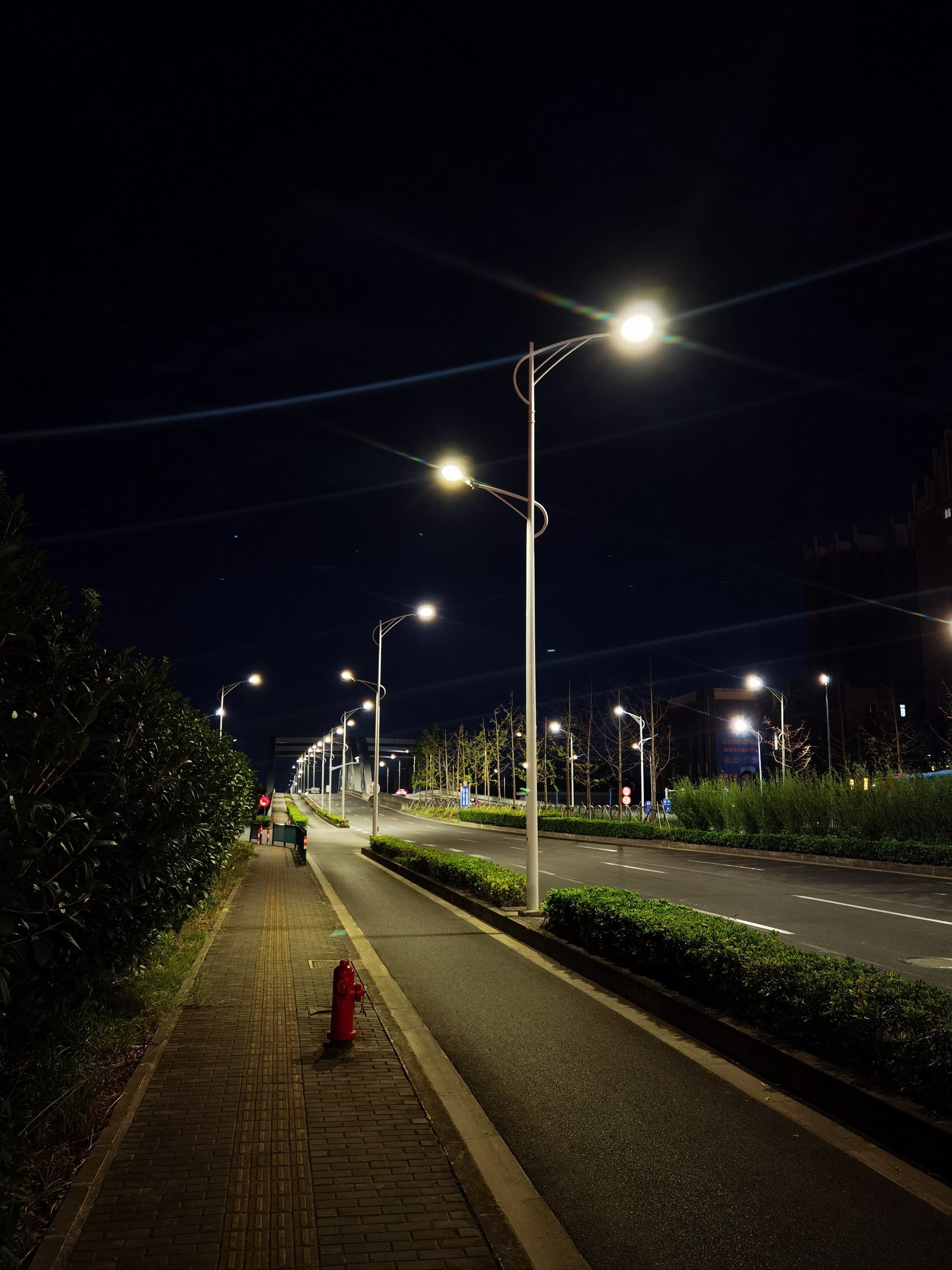 城影下的夜行车