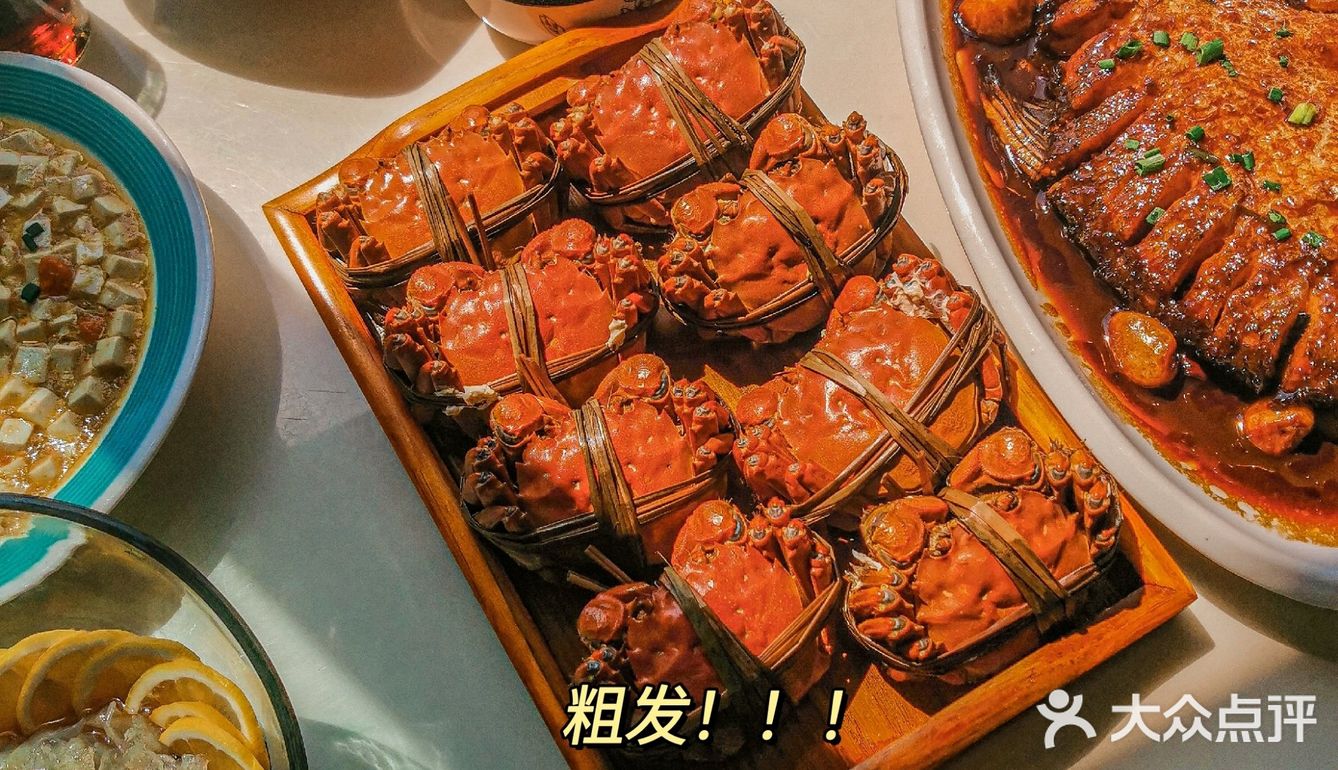 金秋总要与大闸蟹相配吧！今年pick晚芳亭赏湖餐厅✔️