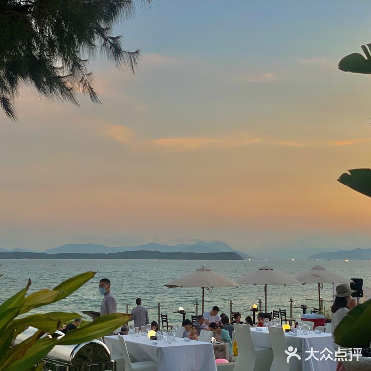 东南亚风情度假酒店，傍晚在海边日落下的晚餐