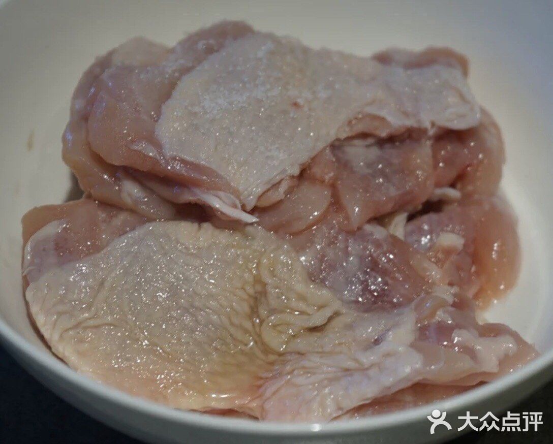 简单入门级的一道菜品快手姜葱蒸鸡