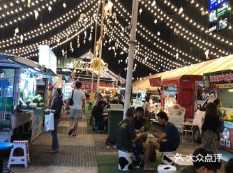 宁曼夜市 非常漂亮的也是，架起的灯串真的好喜欢