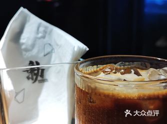 环境： 总体是暗黑的色调，店内有咖啡和酒的陈列