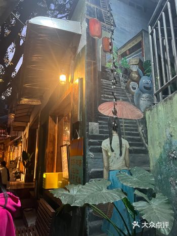 晚上来逛这条小街，没上几步楼就觉得累的不行
