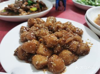 贤兴藏在城北山上的老店，点菜方式有点特别，顾客可直接